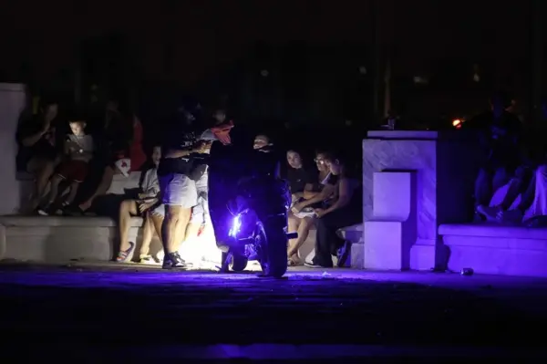 Personas hablan durante un apagón en una calle, en La Habana (Cuba).