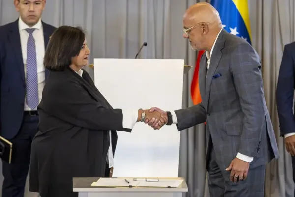La exdiputada y expresidenta de la Asamblea Nacional de Venezuela (2015), Dinorah Figuera, y el presidente del Parlamento de Venezuela, Jorge Rodríguez, firman un documento en la última sesión de la mesa de diálogo este miércoles, en Caracas (Venezuela).