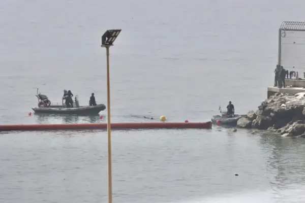 Colocación de una boya flotante para marcar el límite entre la playa del Tarajal de Ceuta y Marruecos, tras la entrada masiva de personas en los últimos días. EFE/Reduan