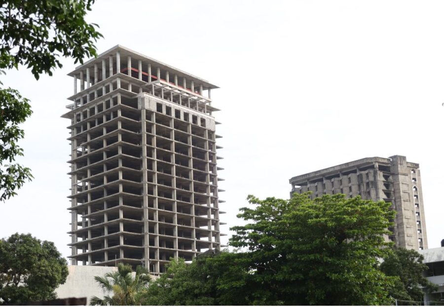 Hotel El Prado en el Malecón lleva más de 20 años paralizado.