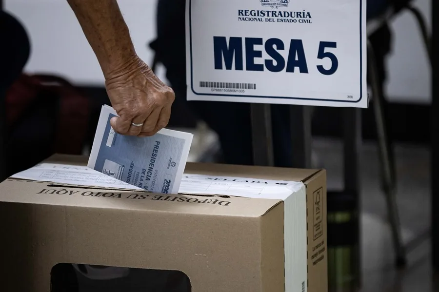 Gustavo Petro dice que su sucesor fue elegido con un sistema que no garantizó la seguridad de votos