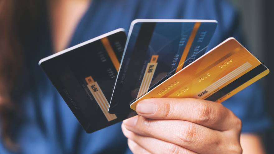 Deuda en tarjetas supera RD$129 mil millones; trabajadores se endeudan para compensar bajos salarios