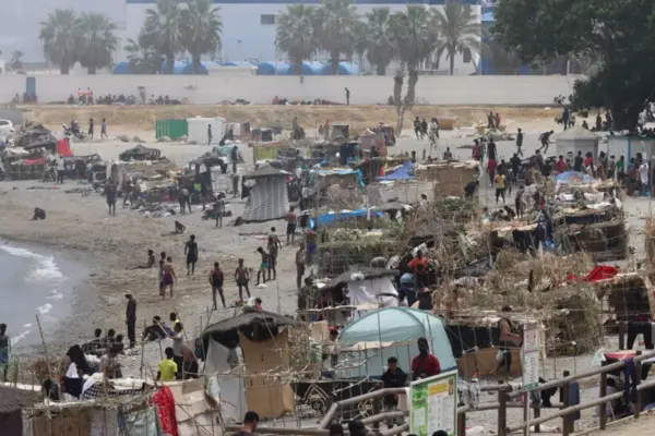 Vista de la playa El Trampolín de Ceuta donde se encuentran cientos de los migrantes que llegaron a la playa del Tarajal.
