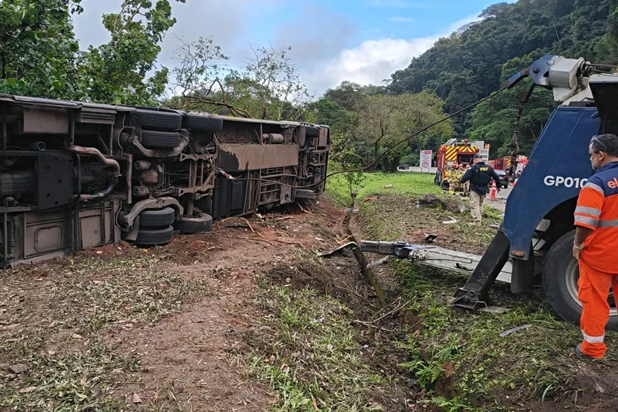 Al menos 10 muertos y varios heridos al volcar un autobús en la sierra de Río de Janeiro (Brasil)