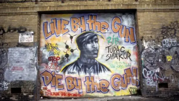 La trágica muerte de Tupac contribuyó a elevar al rapero de figura principal del gangsta rap a ícono cultural. Este mural de 1997 en Nueva York (hoy desaparecido), creado por Andre Charles, fue muestra de ello.