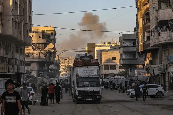 Palestinos desplazados internos evacúan una zona afectada por un ataque aéreo durante una operación militar israelí en la ciudad de Gaza.
