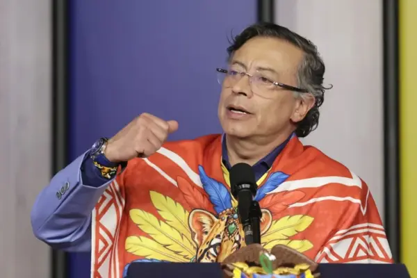 El presidente saliente de Colombia, Gustavo Petro, habla durante una rueda de prensa este lunes, en Bogotá (Colombia).