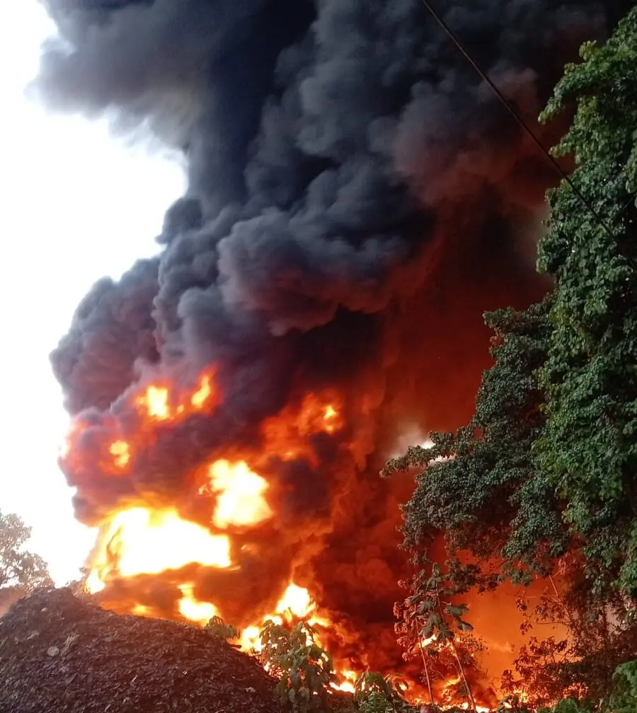 Incendio en vertedero de Cancino Adentro cubre de humo sectores de Santo Domingo Este