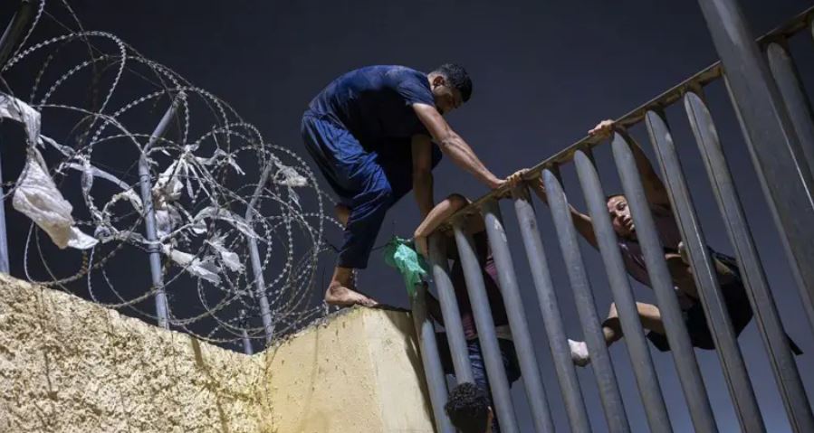 Las cuentas de Facebook e Instagram con decenas de miles de seguidores que promueven el cruce de Marruecos a Ceuta