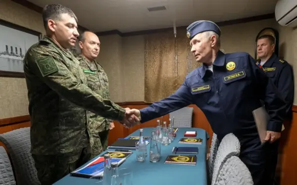 El presidente ruso, Vladímir Putin (2.º por la derecha), celebra una reunión a bordo del crucero de misiles de la Guardia *Varyag*, durante la fase final de los ejercicios de la Flota del Pacífico frente a la costa de la región de Sajalín (Rusia).