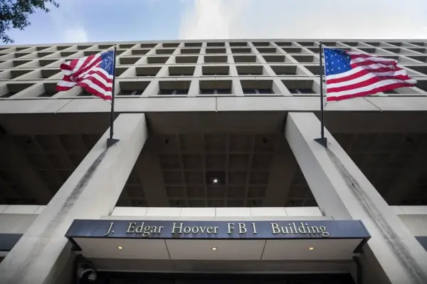 Fotografía de archivo de la vista del edificio J. Edgar Hoover, sede del FBI, en Washington (EE.UU.).