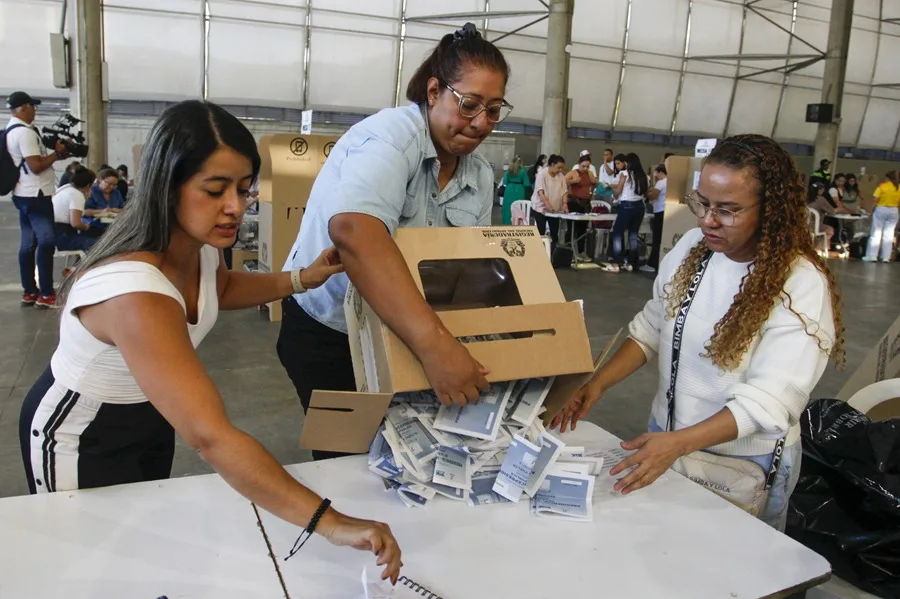 Gustavo Petro dice que su sucesor fue elegido con un sistema que no garantizó la seguridad de votos