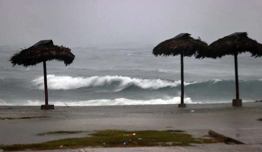 Fotografía de archivo de una playa con fuerte oleaje. EFE/ Ernesto Mastrascusa