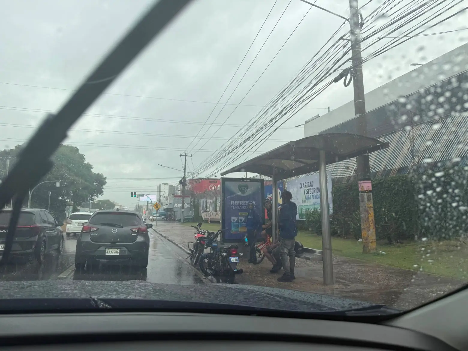 Onda tropical y vaguada provocan aguaceros en varias provincias
