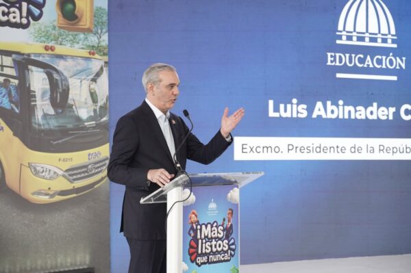 PRESIDENTE ABINADER INICIA AñO ESCOLAR