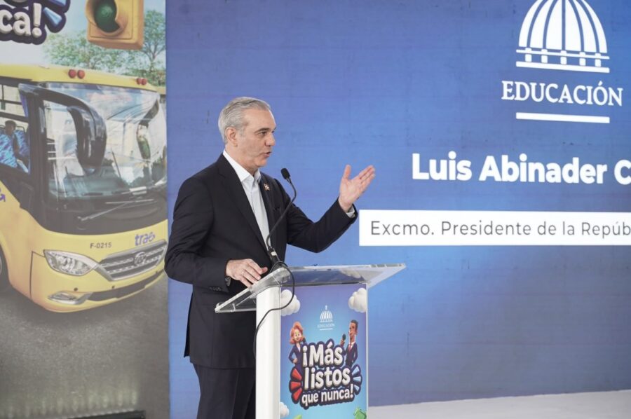 PRESIDENTE ABINADER INICIA AñO ESCOLAR