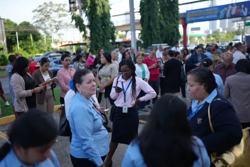 Un terremoto de magnitud 7,4 sacude Colombia y Ecuador, lo que provoca la evacuación de edificios