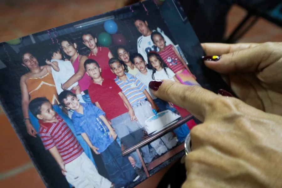 Mireya Chacón muestra una foto de su vecino Joan Sebastián Durán Guerrero, asesinado en EE.UU., durante una entrevista con EFE en Bucaramanga (Colombia). EFE/ Mario Caicedo