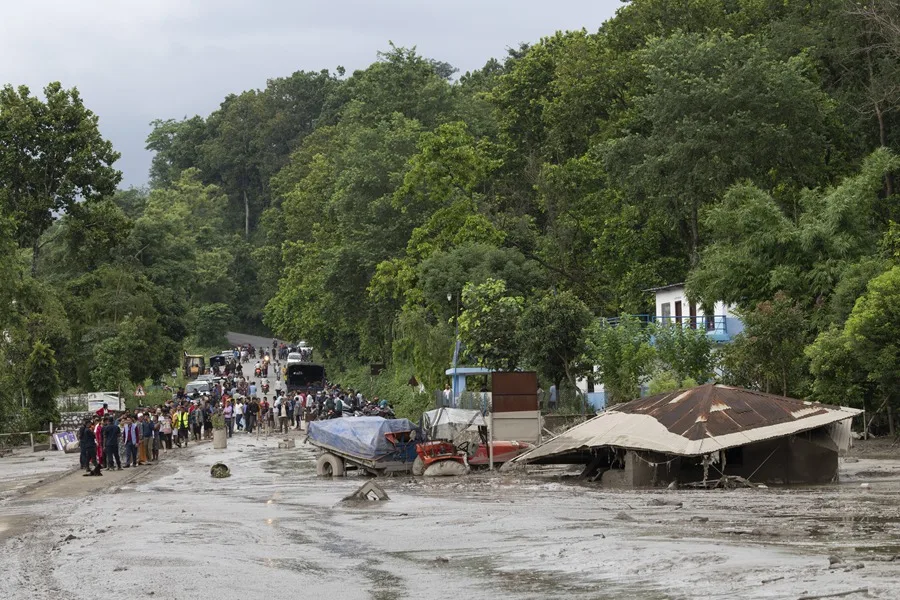 Las autoridades de Nepal elevan a 289 los muertos por la riada masiva