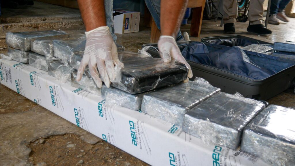 Operativo antinarcótico en San Pedro de Macorís: 26 paquetes de cocaína decomisados y varios arrestos