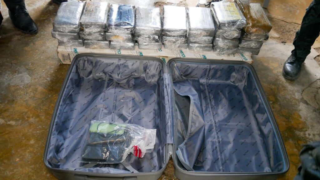 Operativo antinarcótico en San Pedro de Macorís: 26 paquetes de cocaína decomisados y varios arrestos