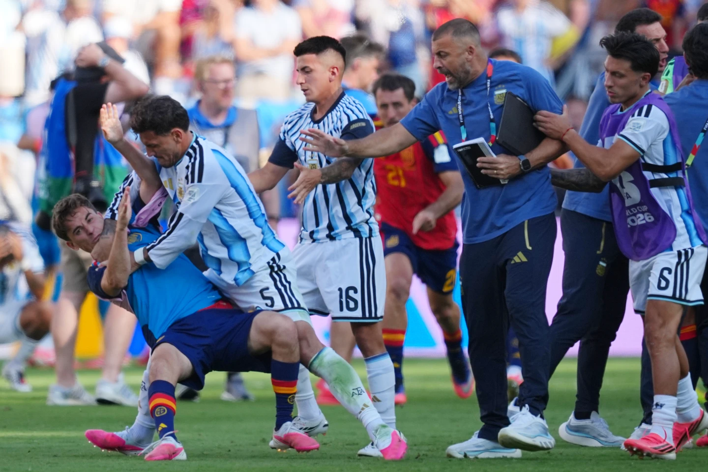 La FIFA suspende a 3 jugadores argentinos por la trifulca en la final del Mundial