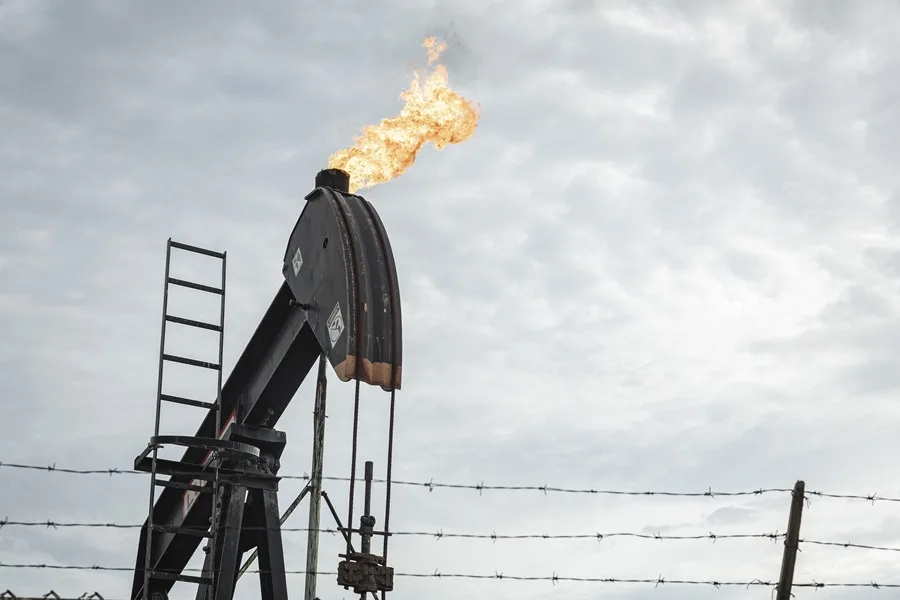 Fotografía de archivo que muestra un balancín de petróleo, en Cabimas (Venezuela).