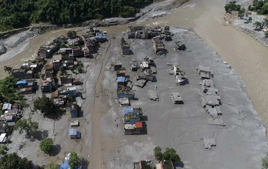 Vista aérea de viviendas dañadas en la aldea de Delight tras una inundación repentina, en el distrito de Nuwakot (Nepal). EFE/ EPA/ Narendra Shrestha