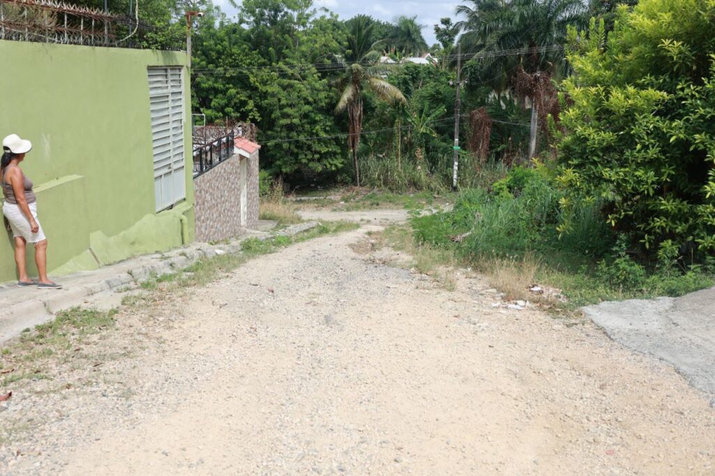 Moradores de Los Hidalgos denuncian deterioro de sus calles tras 15 años de espera