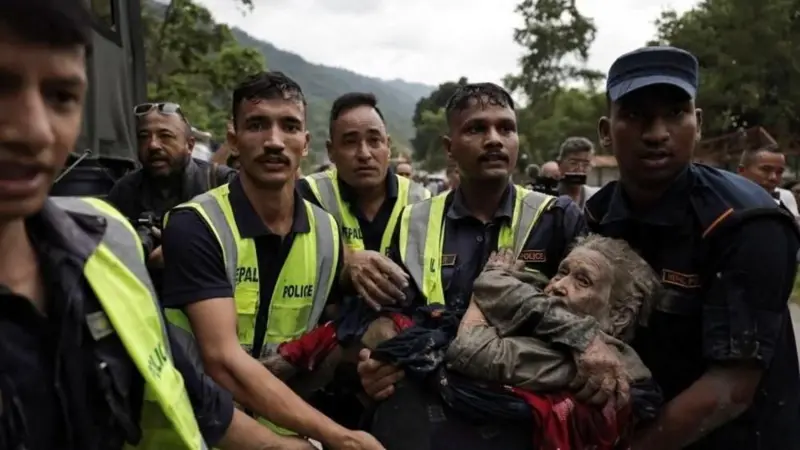 Qué causó la avalancha y otras 3 preguntas sobre la catástrofe que dejó cientos de muertos y desaparecidos en Nepal y Tíbet