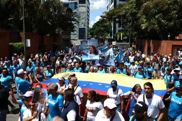 Personas participan en una manifestación en Caracas (Venezuela). EFE/ Miguel Gutiérrez