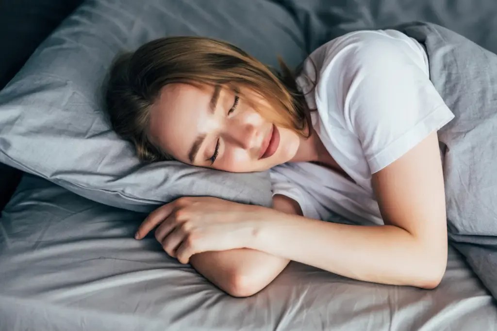 ¿Por qué algunas personas duermen con una almohada entre las piernas?