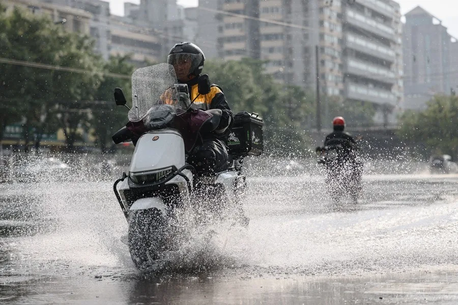 China suma cerca de 29.000 evacuados por el tifón Narra y fuertes lluvias en el norte