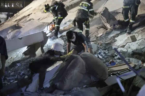 Integrantes de la Policía de Búsqueda realizan labores de búsqueda en una edificación frente al Parque la Libertad, en Pereira (Colombia).