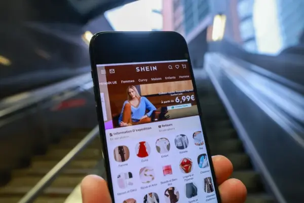 Fotografía de archivo del sitio web de Shein en un teléfono.