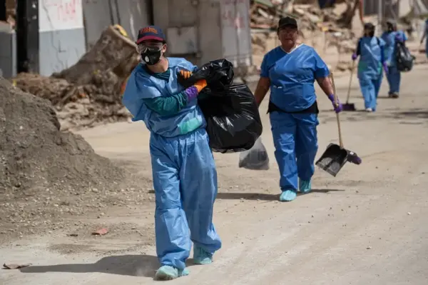 venezolanos-limpian-calles-la-guaira-terremotos-contaminacion