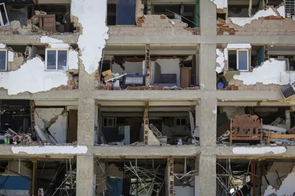 Fotografía que muestra un edificio afectado por los terremotos del 24 junio en Venezuela.
