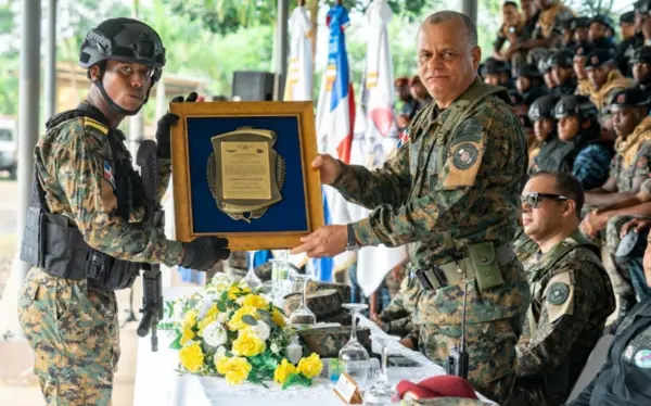Carlos Antonio Fernández Onofre entrega pergamino.