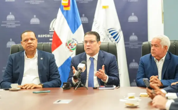 Funcionarios y empresarios  en segundo encuentro de diálogo.