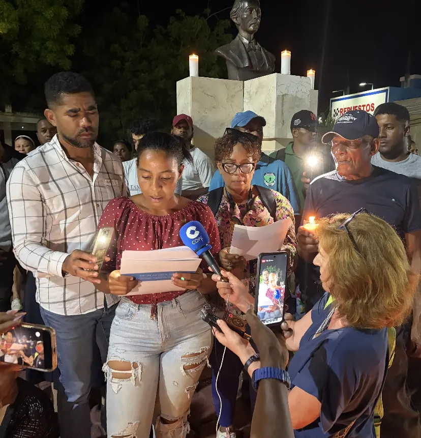 La vigilia de los desalojados tuvo lugar en el parque Duarte.