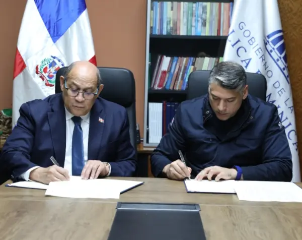 Rafael Santos y Víctor Pacheco firmaron el acuerdo.