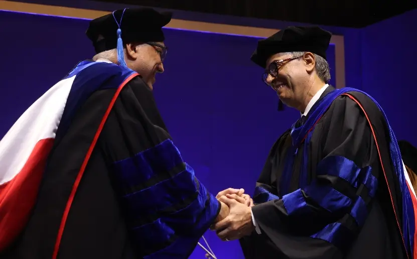 El escritor recibió  el doctorado Honoris Causa de APEC.