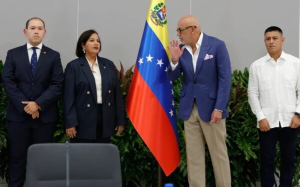 Representantes de la oposición y del gobierno chavista.