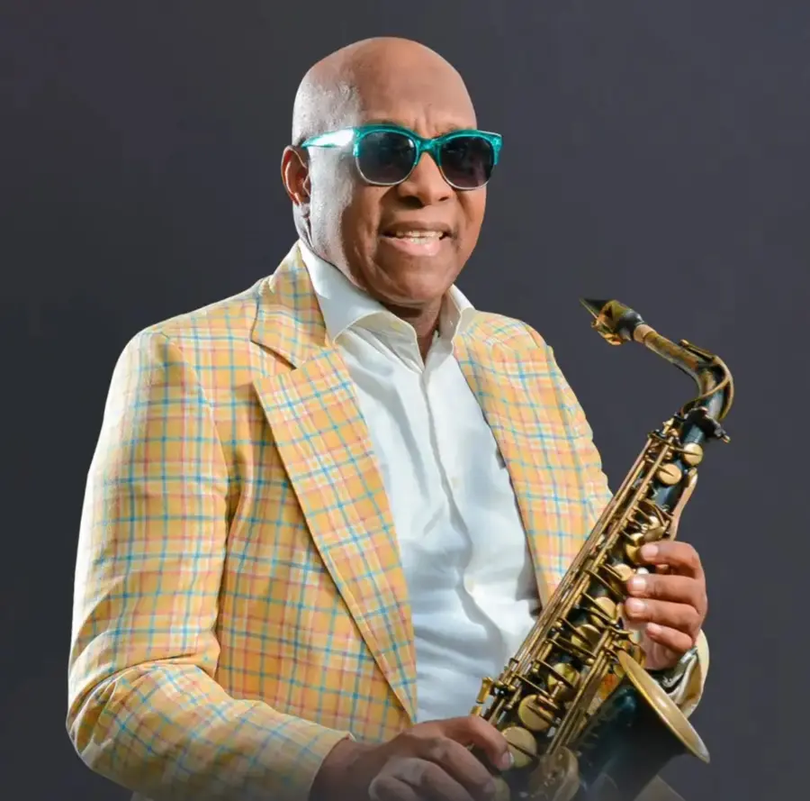 José El Calvo es uno de los más prolíficos saxofonistas del merengue típico, pero aprendió de oído.
