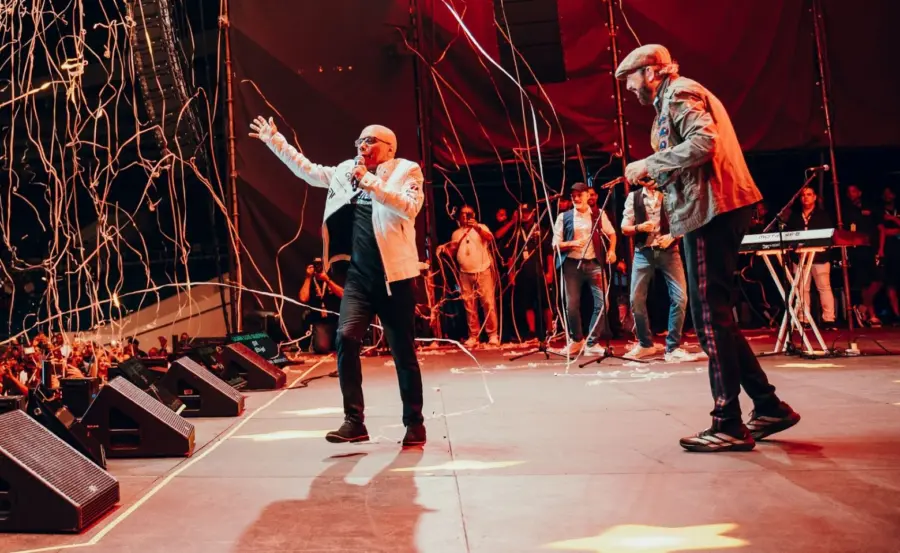 Ramón Orlando emocionado junto a Juan Luis Guerra interpretando ‘Las avispas’ en el Estadio Olímpico.  fuente externa