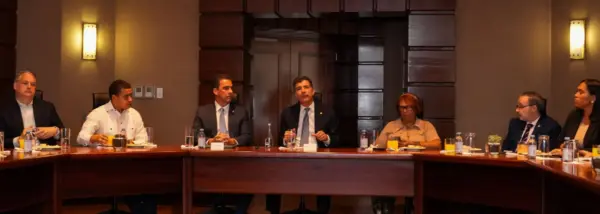 Christopher Paniagua junto a ejecutivos del Banco Popular durante encuentro con periodistas. fuente externa