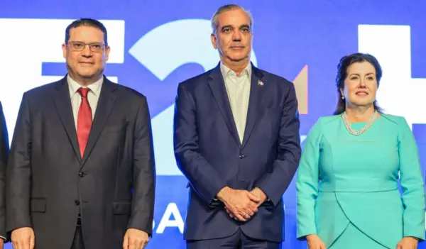 Eduardo Sanz Lovatón, el presidente Luis Abinader y Lucile Houellemont.
