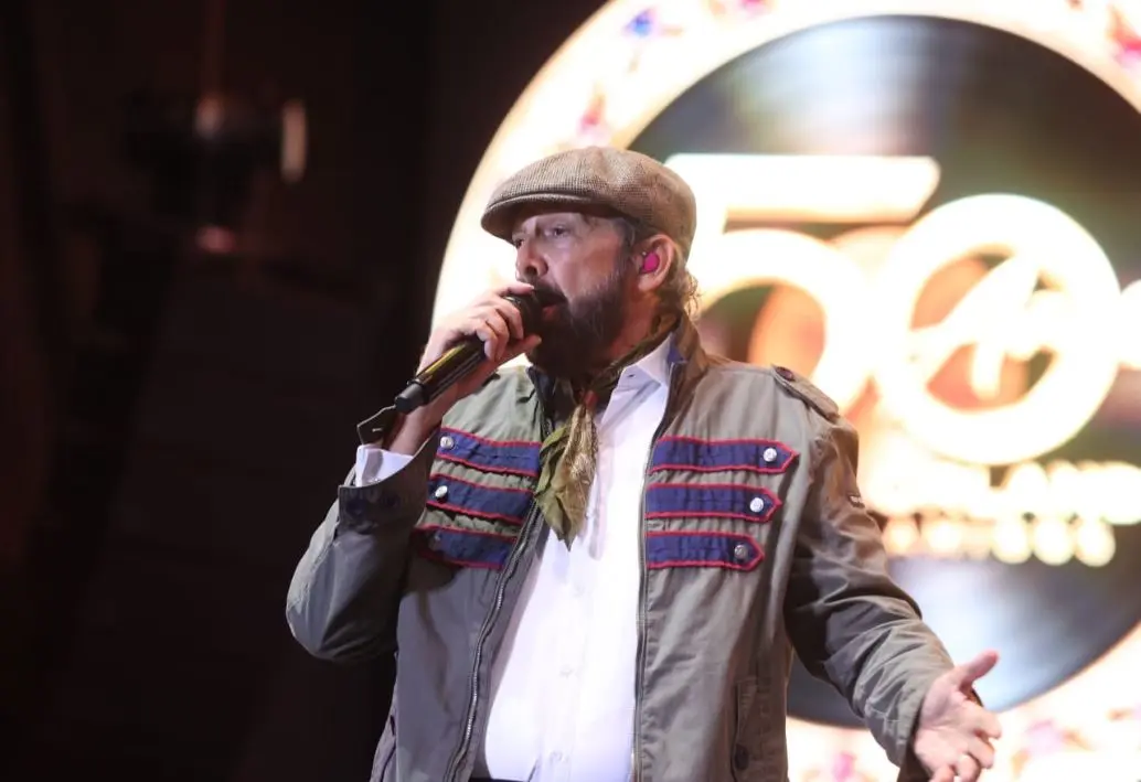 Juan Luis Guerra fue uno de los invitados especiales de la noche y compartió escenario con Ramón Orlando.