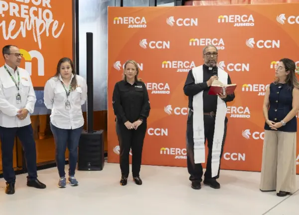 Padre Sánchez junto a colaboradores de CCN durante la bendición de la nueva sucursal.