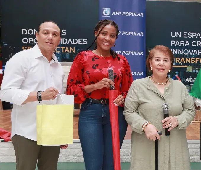 Gisela Eusebio Rodri´guez, pta. de la fundacio´n  al centro junto a un graduando.